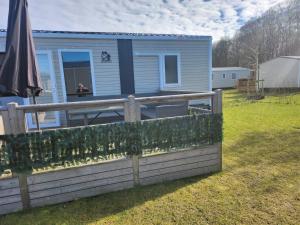 a blue house with a fence in front of it at chalet bella in Gasselte