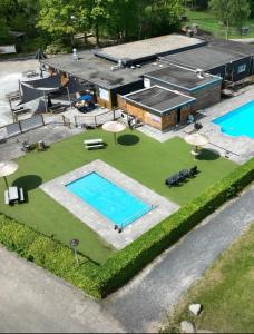 an overhead view of a swimming pool and a building at chalet bella in Gasselte