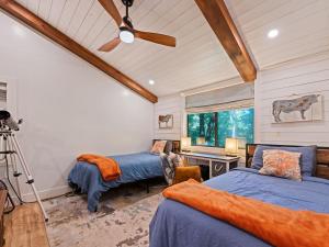a bedroom with two beds and a camera at Kabin Kleighp Maggie Valley in Maggie Valley