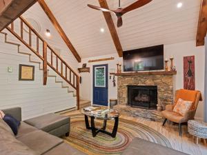 a living room with a couch and a fireplace at Kabin Kleighp Maggie Valley in Maggie Valley