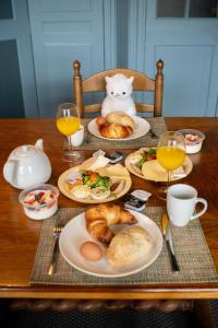 a table with plates of food and a teddy bear at Het Sluiswachtershuisje in Maassluis