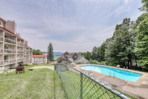 Blick auf den Pool vom Balkon einer Wohnung in der Unterkunft Mountainside 63 in Warren