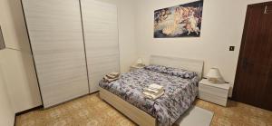 a bedroom with a bed and a painting on the wall at Il Trebbiatore in San Costanzo