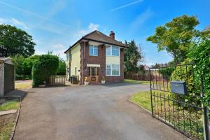 a house with a gate and a driveway at Spacious Gate 3BR City 5mins Walk Pets Welcome in Hereford