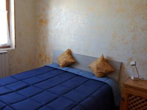 سرير أو أسرّة في غرفة في Appartamentino Roccaraso