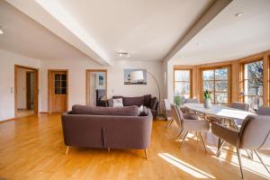 a living room with a couch and a table and chairs at Odin in Goltoft