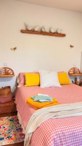 two beds sitting next to each other in a bedroom at Paraíso a Dois em Estremoz in Estremoz +39 photos