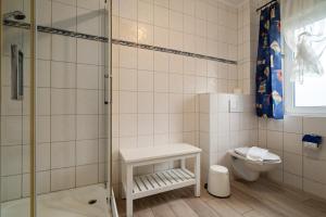 a bathroom with a shower and a toilet at Ferienwohnung Haus Vietzen 2 in Rechlin +17 photos