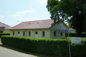 a building with a street sign in front of it at Ferienwohnung Haus Vietzen 2 in Rechlin