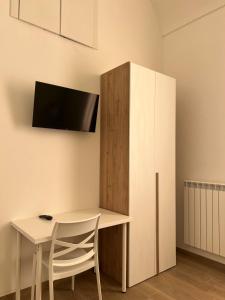 a desk and a cabinet in a room with a table and a chair at Mare guest house in Termoli +17 photos