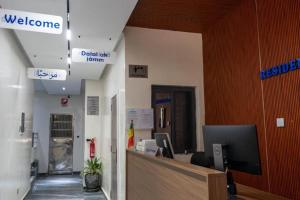 an office with a lobby with a reception desk and a welcome sign at Résidence Madior C1 in Dakar