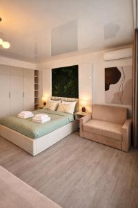 a bedroom with two beds and a couch at Building Stefan Resort 2 Mamaia Nord - Studio 804 in Năvodari