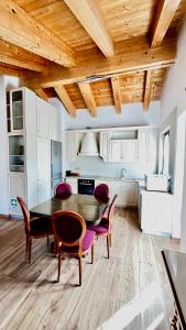 a kitchen with a table and chairs in a room at Casa Stelvio in Turchi