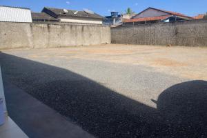a shadow of a fence on a parking lot at Hotel Royal - Rubiataba in Rubiataba