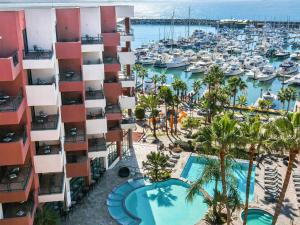 una vista aérea de un hotel y un puerto deportivo en Hotel Coral & Marina, en Ensenada