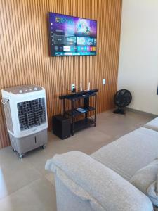 a room with a room with a bed and a tv at Recanto Três Rios in Santa Clara dʼOeste