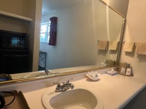 a bathroom with a sink and a large mirror at Cherokee Inn in Cherokee +28 photos