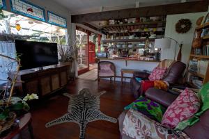 TV a/nebo společenská místnost v ubytování Hale Kawehi BnB Guesthouse