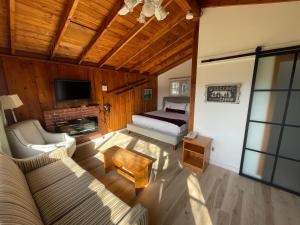 ein Wohnzimmer mit einem Bett und einer Couch in der Unterkunft Liscombe Lodge Resort & Conference Center in Liscomb