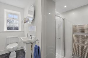 a bathroom with a toilet and a sink and a shower at 3 Bed in Braunton oc-ashb in Braunton +18 photos