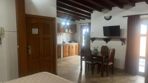 a kitchen and dining room with a table and chairs at APARTAMENTOS DECOR in Cartagena de Indias