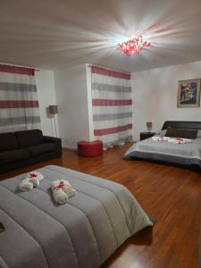 a living room with two beds and a couch at Le Caravelle in Mestre