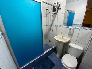 a bathroom with a toilet and a sink at Hospedaje Los Pecanos in Ica