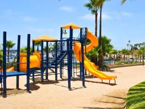 un parque infantil con tobogán en un complejo en Hotel Coral & Marina en Ensenada