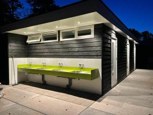a bathroom with two sinks at De Wachtloper in Bant
