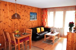 sala de estar con sofá y mesa en Appartements Monte Rosa, en Täsch