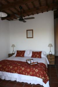 1 dormitorio con 1 cama grande con manta roja en Estancia La Sofia en San Andrés de Giles