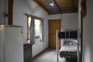 a bedroom with a bunk bed and a window at Camping El Paraíso in El Hoyo