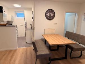a kitchen and dining room with a wooden table and chairs at Casa Daniela Residence in Vilshofen an der Donau
