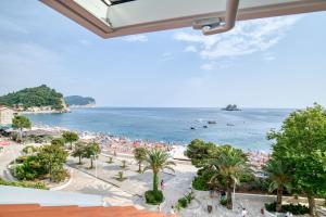 a view of a beach with a crowd of people at SM Beach Residence in Petrovac na Moru