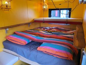 a bed in the middle of a small room at De Wachtloper in Bant