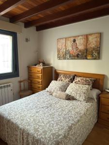a bedroom with a bed and a painting on the wall at Area 3B in Camariñas