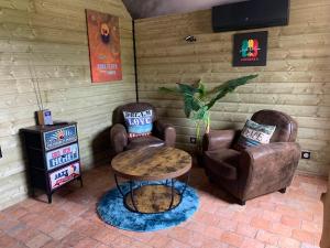 two chairs and a coffee table in a room at Le Garage in Lamotte-Beuvron