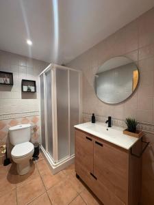 a bathroom with a toilet and a shower and a sink at Casa Tío Tato , cerca de Puy du Fou y Toledo in Polán