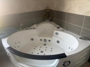 a clock sitting on top of a bath tub at Au bon moment in Rang-du-Fliers +5 photos
