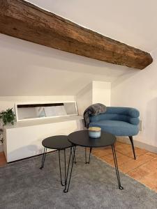 a living room with a blue couch and a table at Appartamento centro parma con ascensore BORGO 22 in Parma