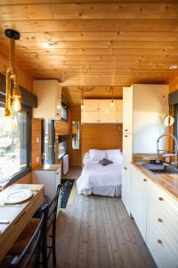a kitchen and a bedroom with a bed in a room at Les Chalets Horizon in Saint-Just-de-Claix