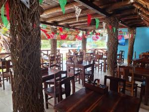 ein Restaurant mit Holztischen und -stühlen und Dekorationen in der Unterkunft Restaurante ramirez in Xpujil