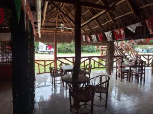eine Gruppe von Tischen und Stühlen in einem Gebäude in der Unterkunft Restaurante ramirez in Xpujil