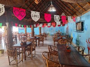 ein Restaurant mit Tischen und Stühlen, die mit Herzen verziert sind in der Unterkunft Restaurante ramirez in Xpujil