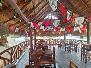 ein Restaurant mit Holztischen und Stühlen und Fahnen in der Unterkunft Restaurante ramirez in Xpujil