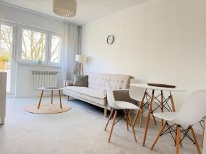 a living room with a couch and a table at Silesia Park Bytom 24H Park Miejski Centrum in Bytom
