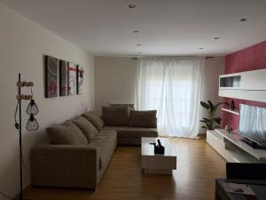 a living room with a couch and a table at Las heras apartamento in Medrano