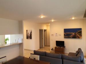 a living room with a couch and a tv at Lujoso Penthouse en la Roma in Mexico City