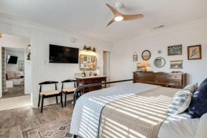 a bedroom with a bed with a ceiling fan at 1- Lookout Mountain Cottage in Lookout Mountain +30 photos