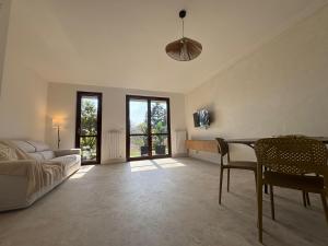 a living room with a bed and a table and chairs at D'Annunzio in Gardone Riviera